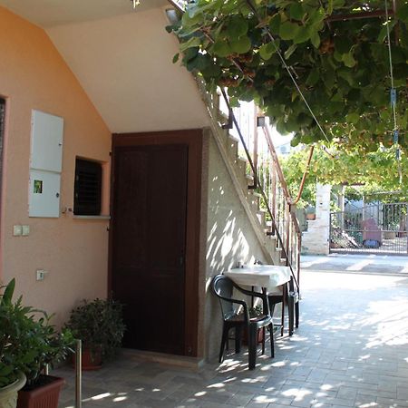 Lori Apartment Pula Luaran gambar
