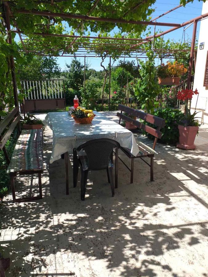 Lori Apartment Pula Luaran gambar